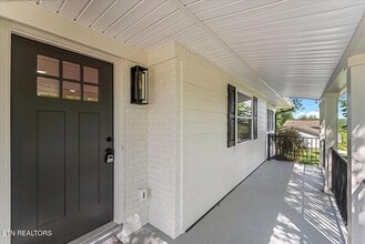 221 Medford Rd in Knoxville, TN - Foto de edificio - Building Photo