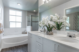 Sterling Village Apartments in South Jordan, UT - Foto de edificio - Interior Photo