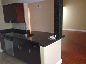 2440 NW 33rd St in Oakland Park, FL - Building Photo