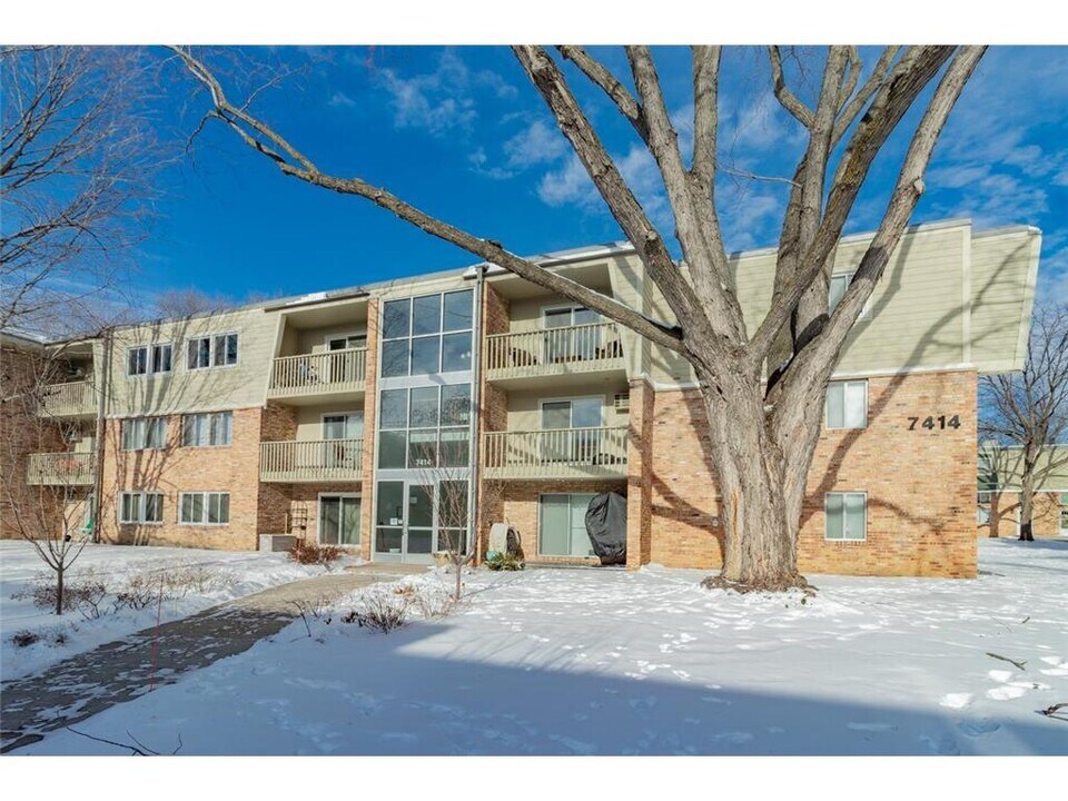 7414 W 22nd St, Unit 315 in St. Louis Park, MN - Building Photo