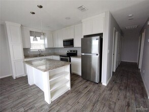 2012 Summerland Ln in Edinburg, TX - Building Photo - Building Photo