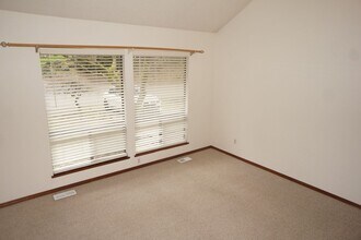 1320 W Oak Terrace in Lake Oswego, OR - Building Photo - Building Photo