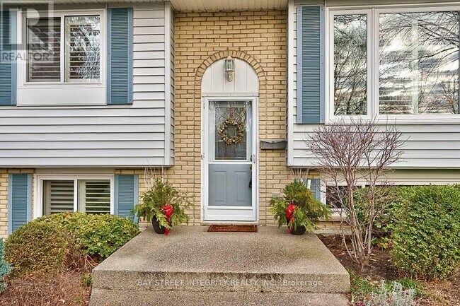 1261 Richards Crescent in Oakville, ON - Building Photo - Building Photo