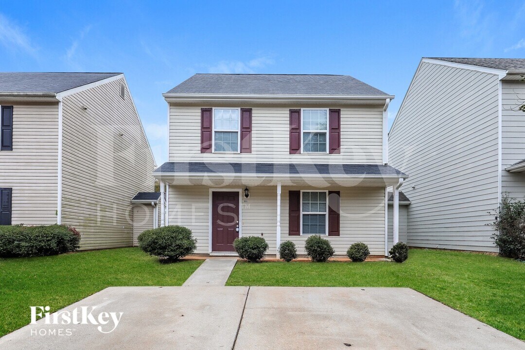 311 Goldenrod Dr in Stockbridge, GA - Building Photo