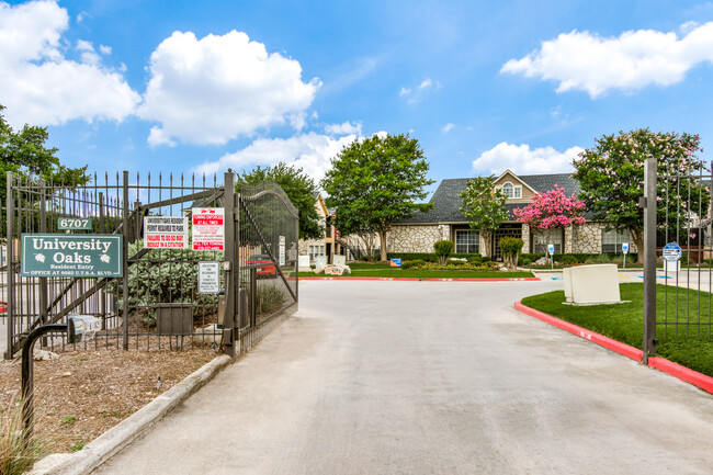 University Oaks Student Living in San Antonio, TX - Foto de edificio - Building Photo