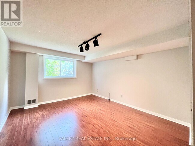 66 Bonacres Ave in Toronto, ON - Building Photo - Building Photo