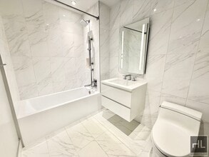 EAST 2ND ST, Unit 6E in New York, NY - Foto de edificio - Building Photo