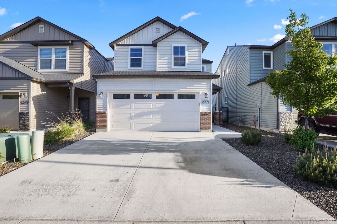 2371 E Tiger Lily Dr in Boise, ID - Building Photo