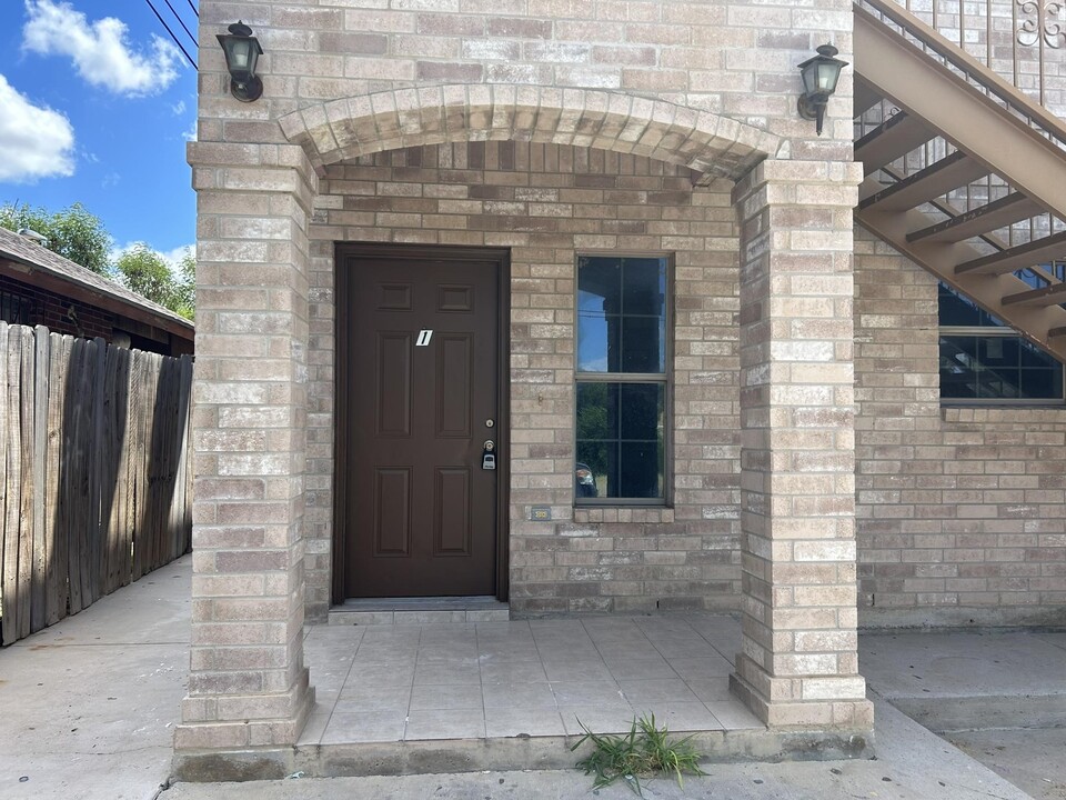 3021 S Malinche Ave-Unit -1 in Laredo, TX - Building Photo