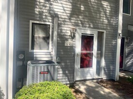 555 Russell Rd in Westfield, MA - Building Photo