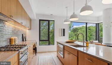 10511 Strathmore Hall St in North Bethesda, MD - Building Photo - Building Photo