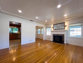 929 N Frederic St in Burbank, CA - Building Photo - Building Photo
