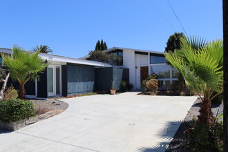 5757 Lord Cecil St in San Diego, CA - Foto de edificio - Building Photo