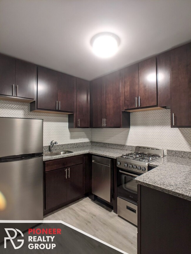 1447 N Dearborn St, Unit B2