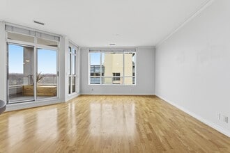 980 Yonge St in Toronto, ON - Building Photo - Building Photo