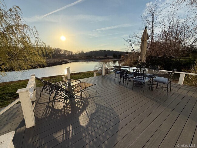 329 Centre Island Rd in Oyster Bay, NY - Building Photo - Building Photo