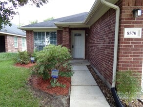 8570 Chaletford Dr in Houston, TX - Building Photo - Building Photo