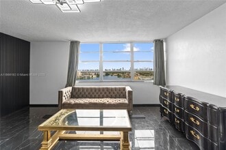 1351 NE Miami Gardens Dr in Miami, FL - Foto de edificio - Building Photo