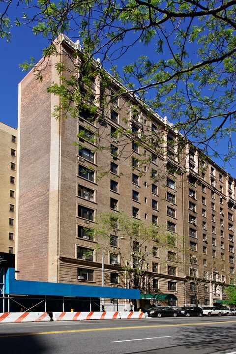 Royal Summit Apartments III in New York, NY - Building Photo