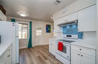 5926 Ettrick Dr in Houston, TX - Building Photo - Building Photo