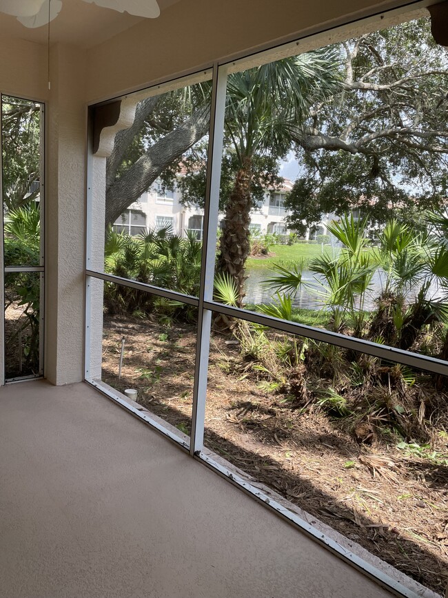 4264 Central Sarasota Pky, Unit 114 in Sarasota, FL - Foto de edificio - Building Photo