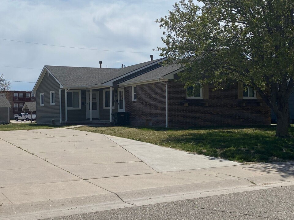 2605 28th St in Great Bend, KS - Building Photo