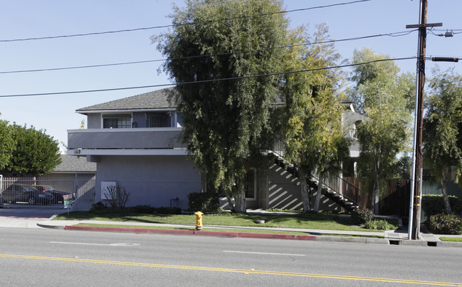 6062 Western Ave in Buena Park, CA - Foto de edificio - Building Photo