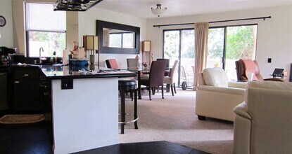 8726 Villa La Jolla Dr in San Diego, CA - Building Photo - Building Photo