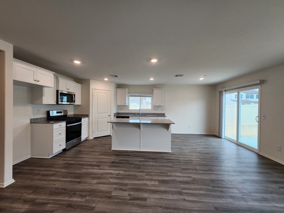 4254 W Avenue J5 in Lancaster, CA - Building Photo