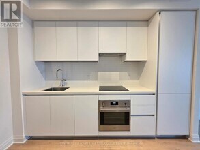 4015 The Exchange in Mississauga, ON - Building Photo - Building Photo