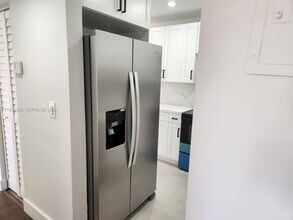 295 NW 72nd Ave in Miami, FL - Foto de edificio - Building Photo