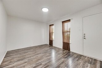 506 N Elm St in Arlington, TX - Building Photo - Building Photo