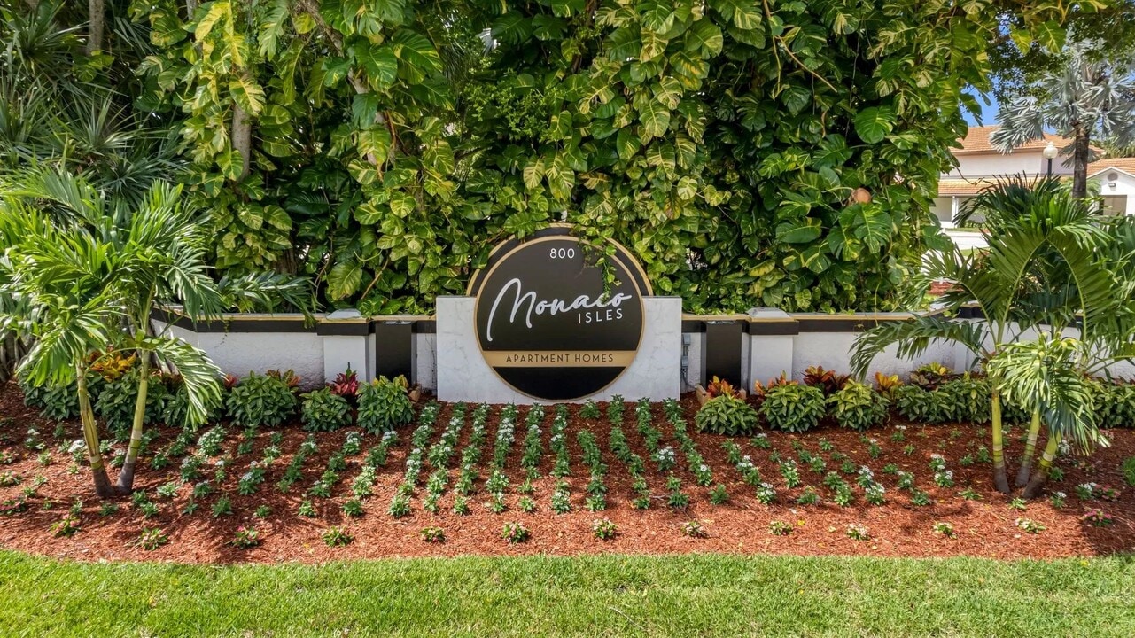 Monaco Isles in West Palm Beach, FL - Foto de edificio
