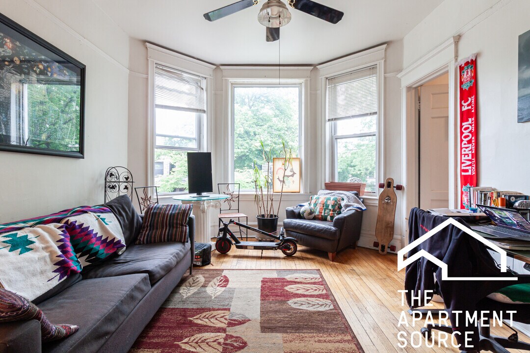 1245 W Newport Ave in Chicago, IL - Building Photo