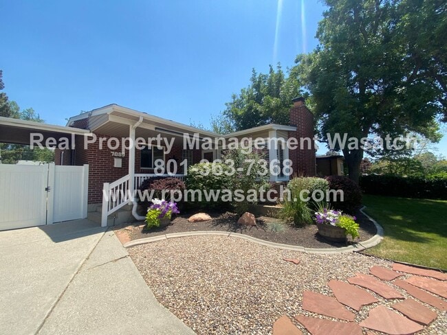 7089 S 2825 E in Cottonwood Heights, UT - Foto de edificio - Building Photo