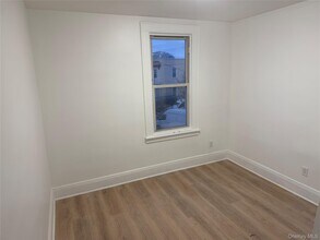 71-50 73rd Pl in Queens, NY - Building Photo - Building Photo