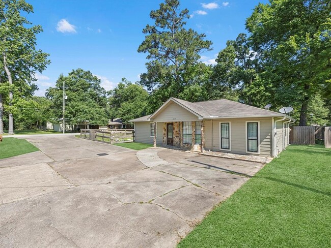 12114 Creekside Dr in Pinehurst, TX - Building Photo - Building Photo