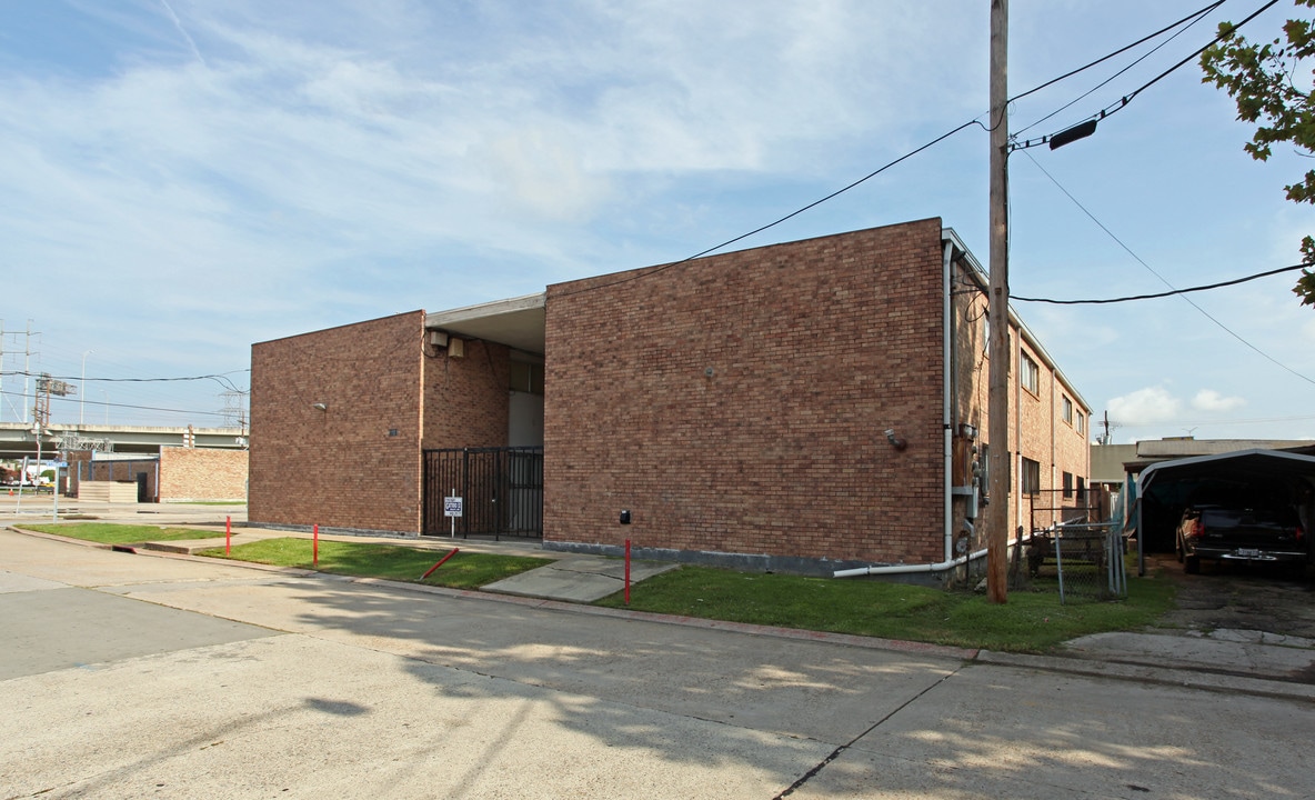 1101 Dupas St in Gretna, LA - Building Photo