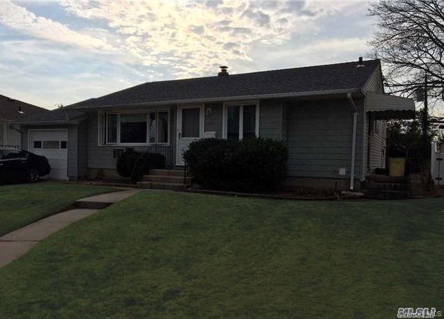 161 Dartmouth Dr in Hicksville, NY - Building Photo - Building Photo