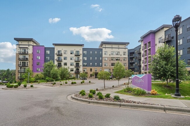 Neon Burnsville in Burnsville, MN - Foto de edificio - Building Photo