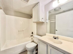 701 W Sycamore St, Unit 107 in Denton, TX - Building Photo - Building Photo