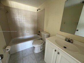 1025 Twin Lakes Dr in Coral Springs, FL - Building Photo - Building Photo