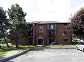 179 Edgehill Dr in Barrie, ON - Building Photo