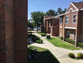 Woodcrest Apartments in Las Cruces, NM - Foto de edificio - Building Photo