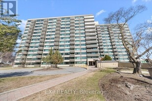 555 Brittany Dr in Ottawa, ON - Building Photo