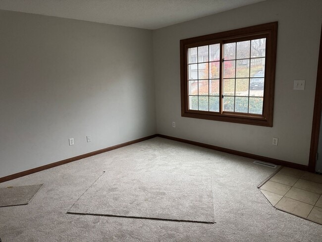 617 Hickory Hill Ln in Des Moines, IA - Building Photo - Building Photo