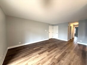 1221 Sandhurst Ct in Schaumburg, IL - Building Photo - Building Photo