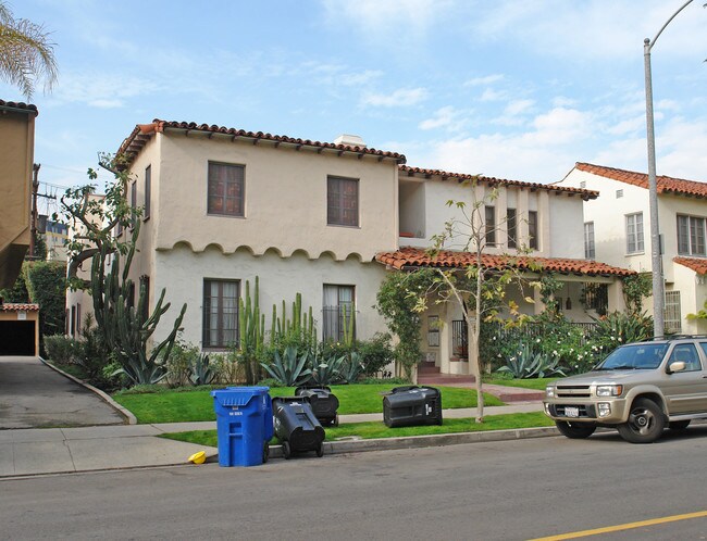 415 S Cloverdale Ave in Los Angeles, CA - Foto de edificio - Building Photo