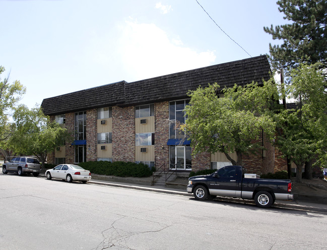 Wellington Plaza Apartments in Denver, CO - Building Photo - Building Photo