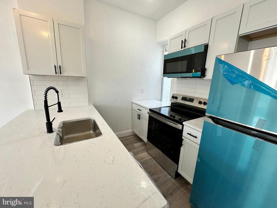 1233 W Venango St in Philadelphia, PA - Building Photo